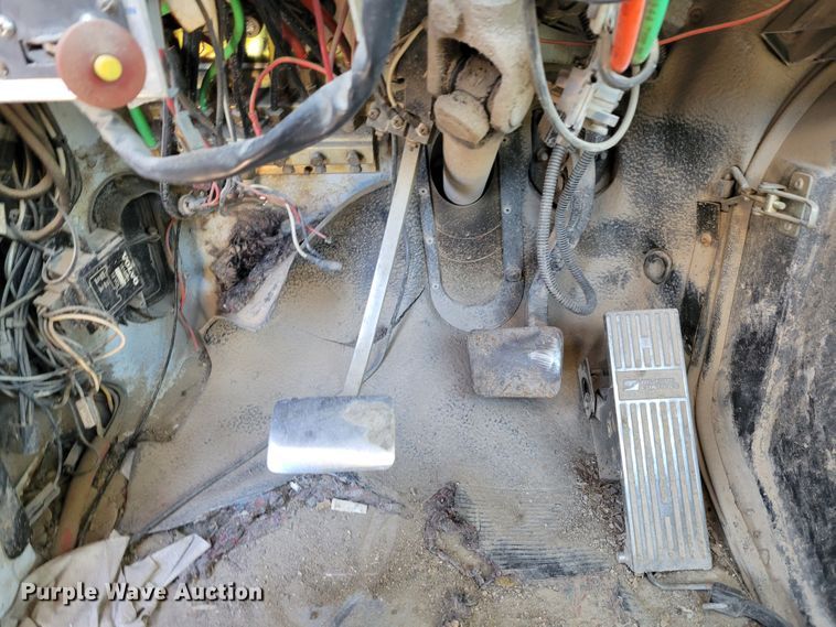 image for item DM8081 1994 White GMC WCA  semi truck