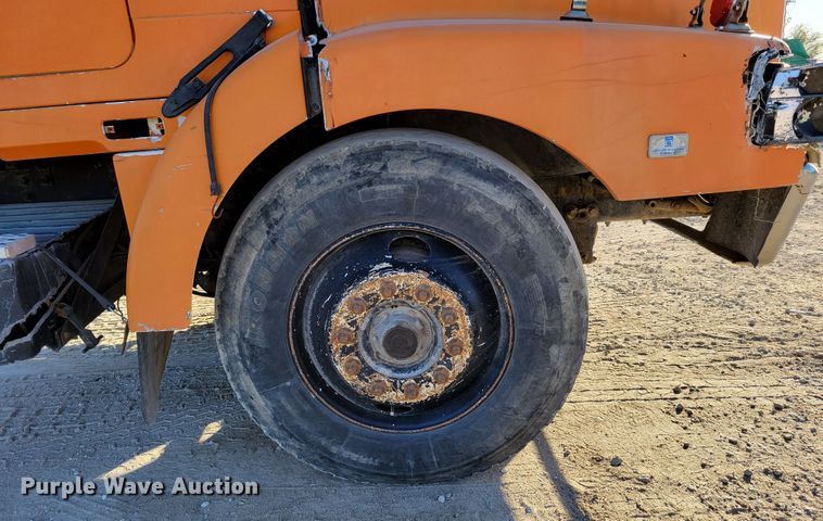 image for item DM8081 1994 White GMC WCA  semi truck