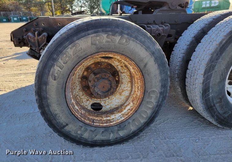 image for item DM8081 1994 White GMC WCA  semi truck