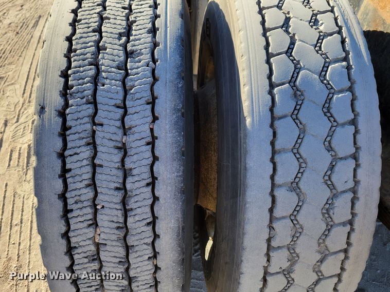 image for item DM8081 1994 White GMC WCA  semi truck