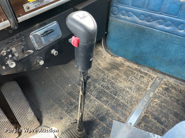 image for item DN5165 1986 Peterbilt 359  semi truck