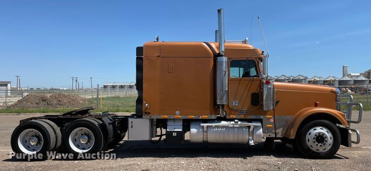 image for item DN5177 2005 Freightliner FLD Classic XL  semi truck