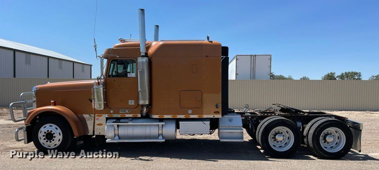 image for item DN5177 2005 Freightliner FLD Classic XL  semi truck
