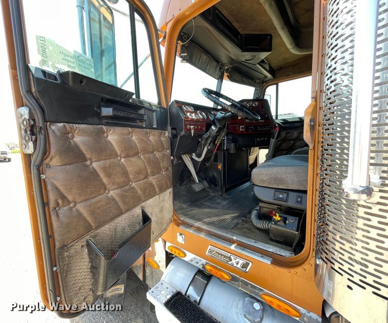 image for item DN5177 2005 Freightliner FLD Classic XL  semi truck