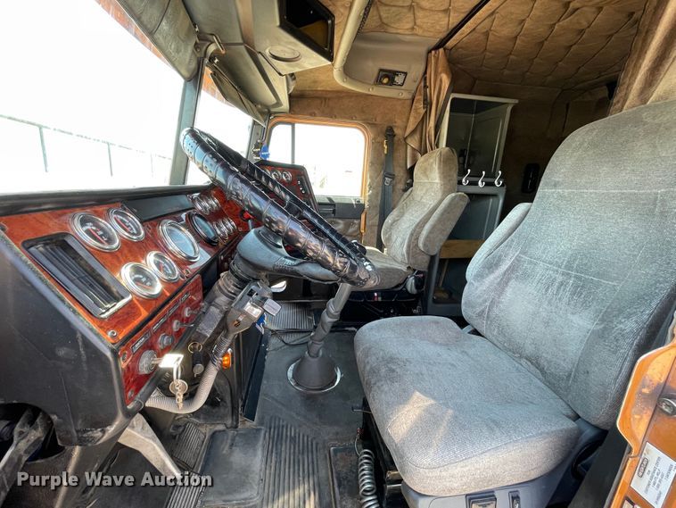 image for item DN5177 2005 Freightliner FLD Classic XL  semi truck