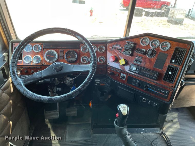 image for item DN5177 2005 Freightliner FLD Classic XL  semi truck