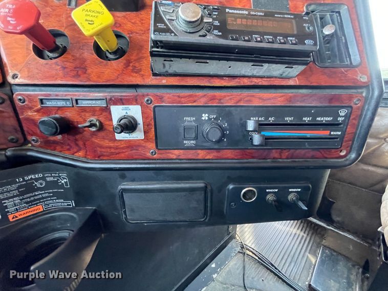 image for item DN5177 2005 Freightliner FLD Classic XL  semi truck