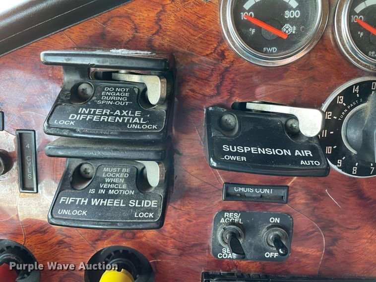 image for item DN5177 2005 Freightliner FLD Classic XL  semi truck