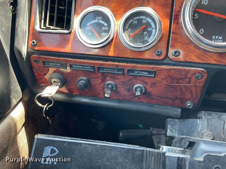 image for item DN5177 2005 Freightliner FLD Classic XL  semi truck