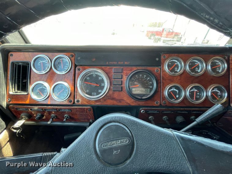 image for item DN5177 2005 Freightliner FLD Classic XL  semi truck