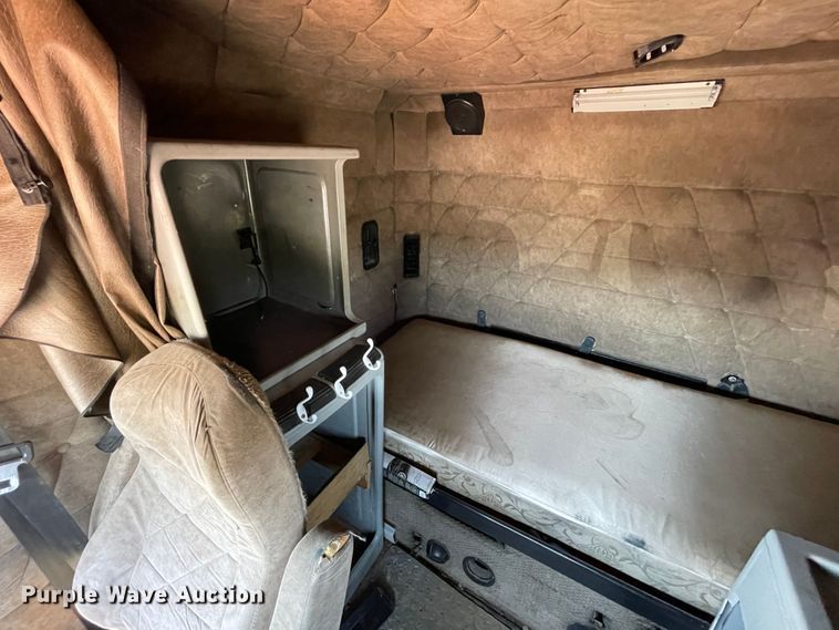 image for item DN5177 2005 Freightliner FLD Classic XL  semi truck