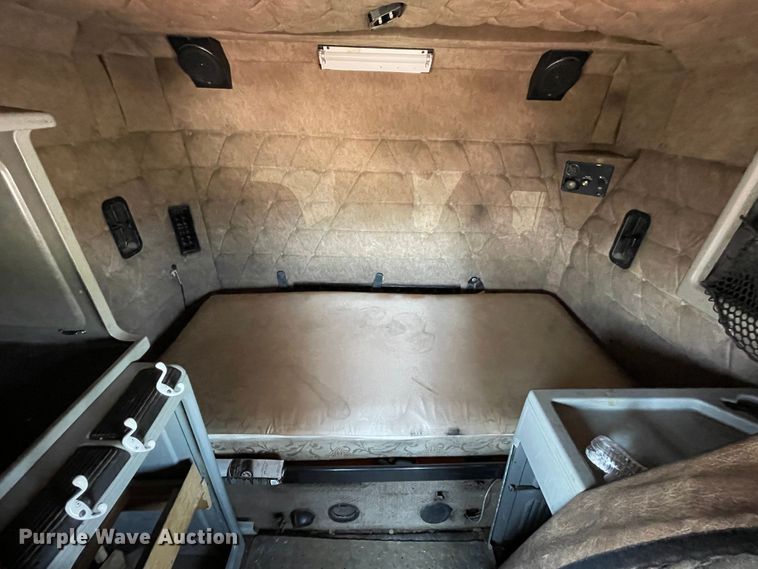 image for item DN5177 2005 Freightliner FLD Classic XL  semi truck