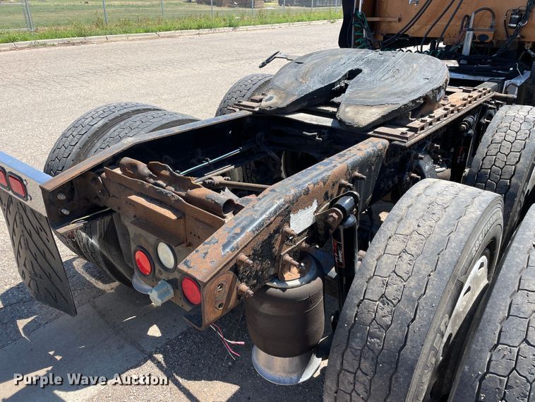 image for item DN5177 2005 Freightliner FLD Classic XL  semi truck