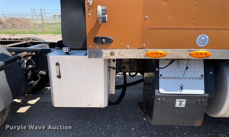 image for item DN5177 2005 Freightliner FLD Classic XL  semi truck