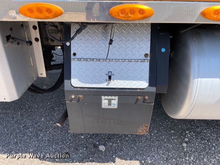 image for item DN5177 2005 Freightliner FLD Classic XL  semi truck