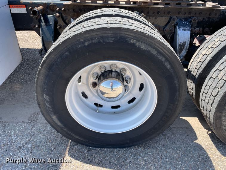 image for item DN5177 2005 Freightliner FLD Classic XL  semi truck