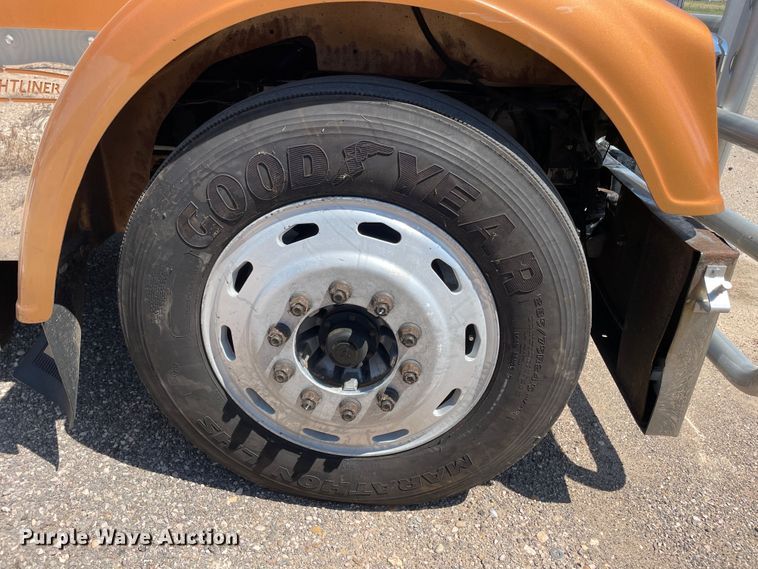 image for item DN5177 2005 Freightliner FLD Classic XL  semi truck