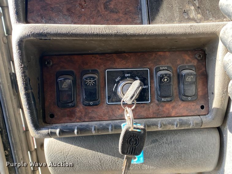 image for item DN7999 2006 Kenworth T800  semi truck