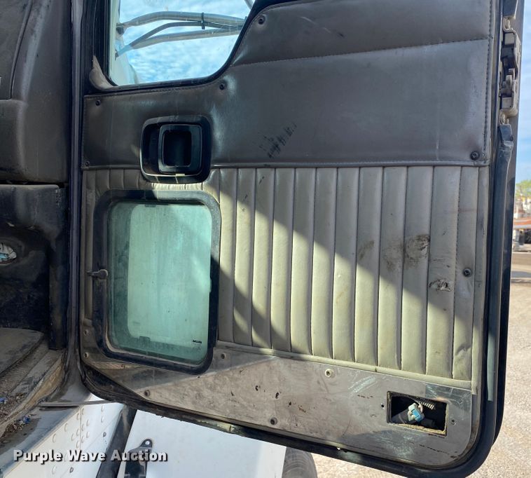 image for item DN7999 2006 Kenworth T800  semi truck