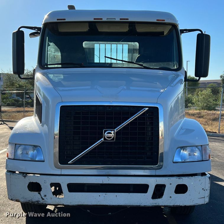 image for item DO8846 2011 Volvo VN  semi truck