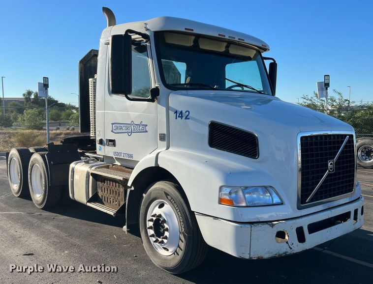 image for item DO8846 2011 Volvo VN  semi truck