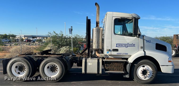 image for item DO8846 2011 Volvo VN  semi truck