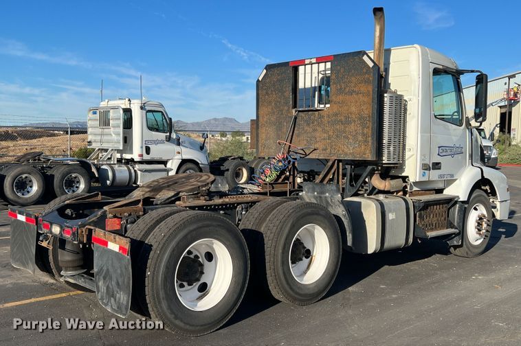 image for item DO8846 2011 Volvo VN  semi truck