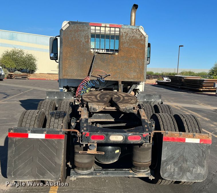 image for item DO8846 2011 Volvo VN  semi truck