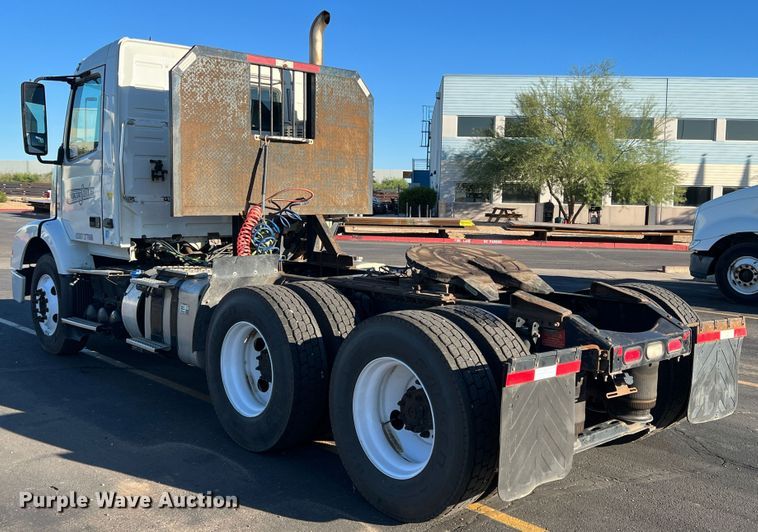 image for item DO8846 2011 Volvo VN  semi truck