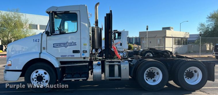 image for item DO8846 2011 Volvo VN  semi truck