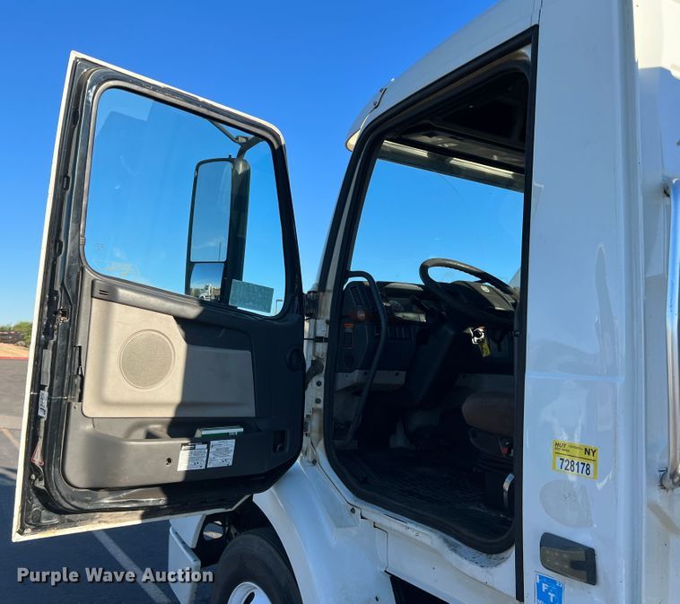 image for item DO8846 2011 Volvo VN  semi truck