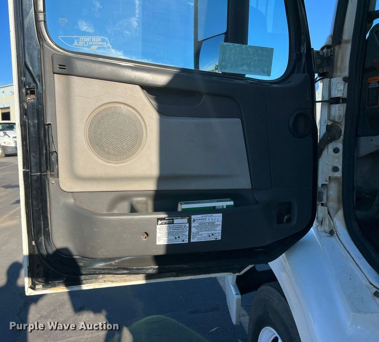 image for item DO8846 2011 Volvo VN  semi truck