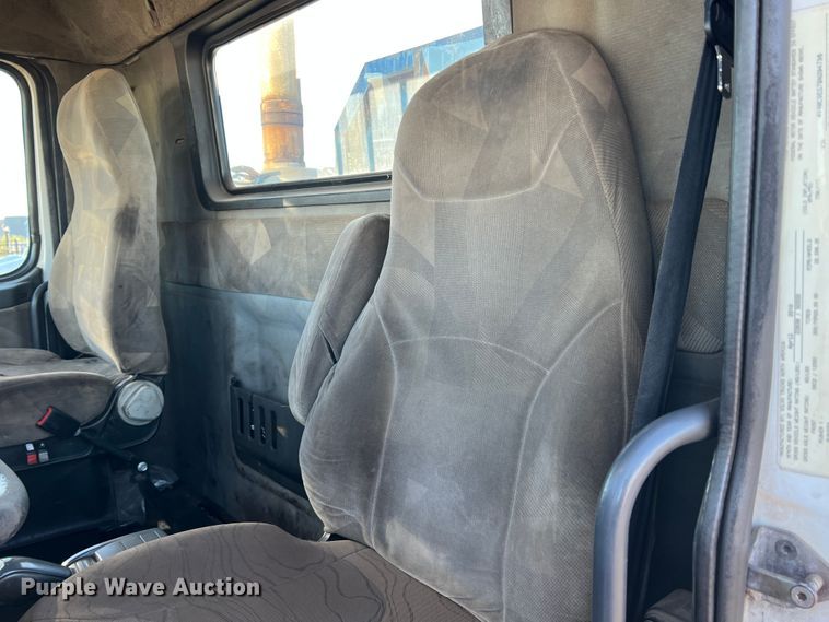 image for item DO8846 2011 Volvo VN  semi truck