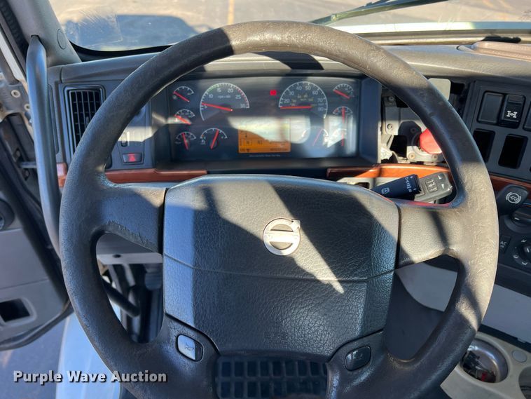 image for item DO8846 2011 Volvo VN  semi truck