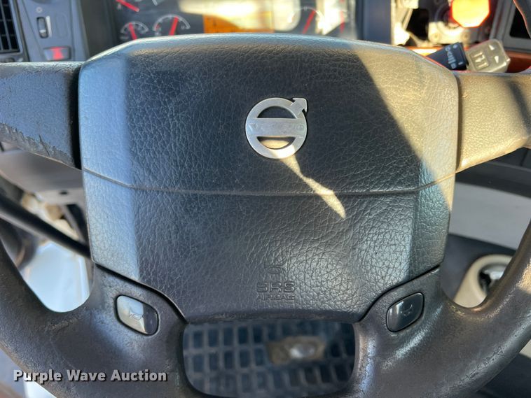 image for item DO8846 2011 Volvo VN  semi truck