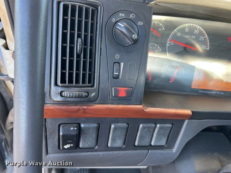 image for item DO8846 2011 Volvo VN  semi truck