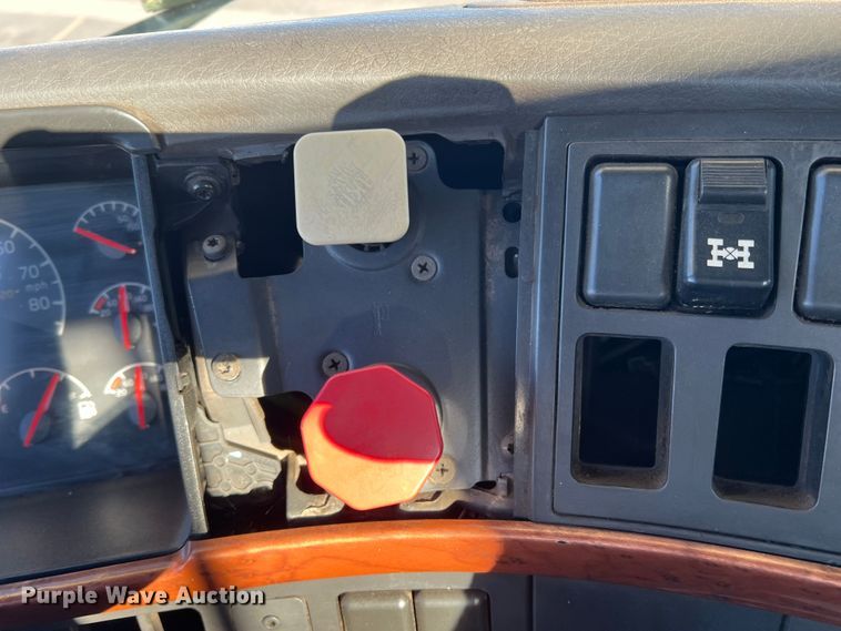 image for item DO8846 2011 Volvo VN  semi truck