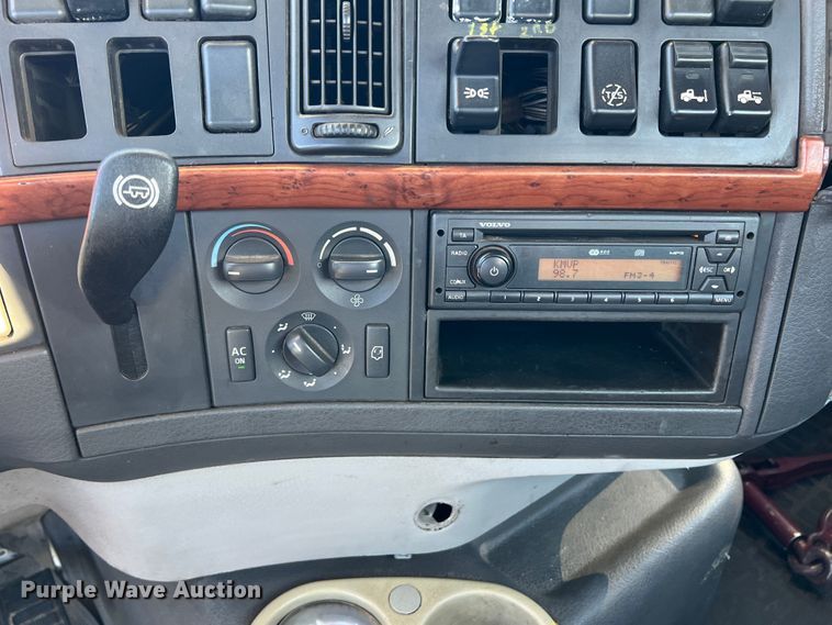 image for item DO8846 2011 Volvo VN  semi truck