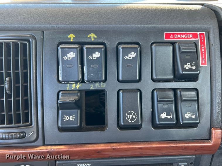 image for item DO8846 2011 Volvo VN  semi truck