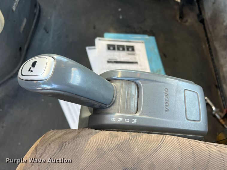 image for item DO8846 2011 Volvo VN  semi truck