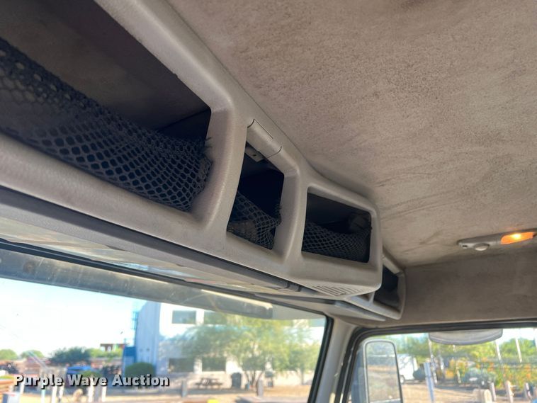 image for item DO8846 2011 Volvo VN  semi truck