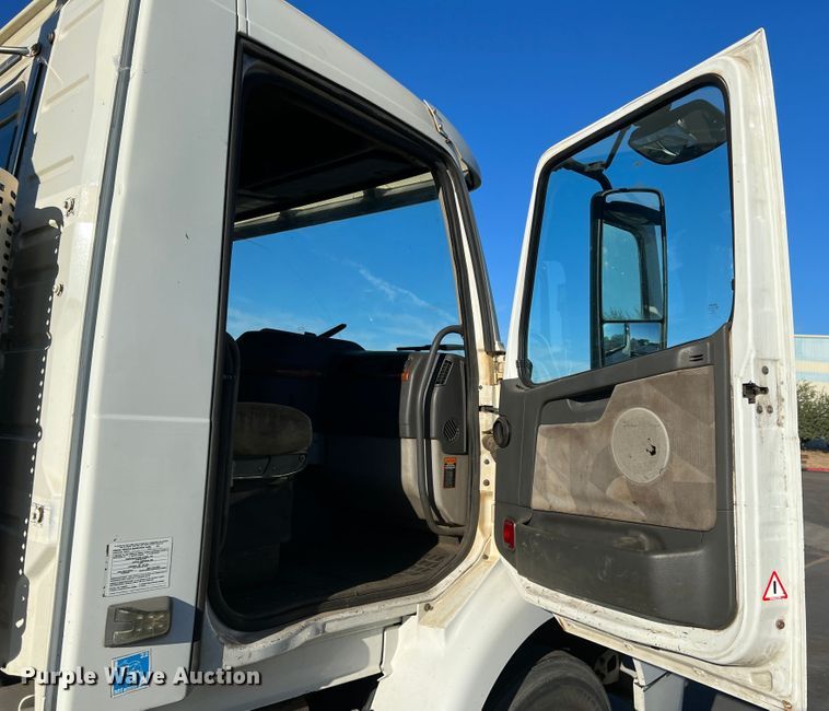 image for item DO8846 2011 Volvo VN  semi truck