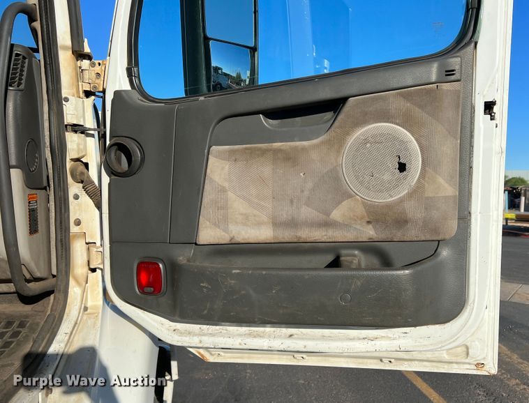 image for item DO8846 2011 Volvo VN  semi truck