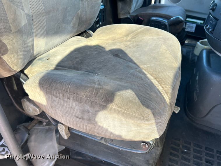 image for item DO8846 2011 Volvo VN  semi truck