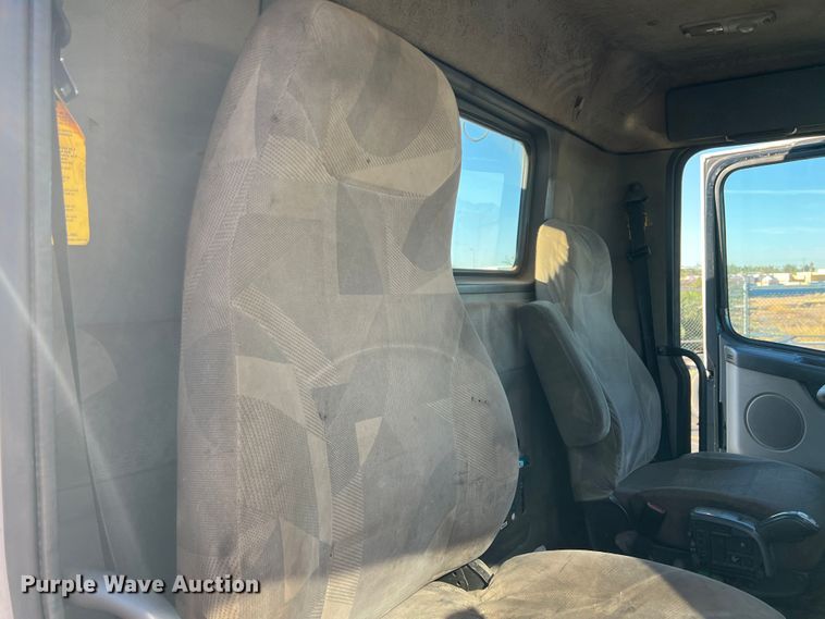 image for item DO8846 2011 Volvo VN  semi truck