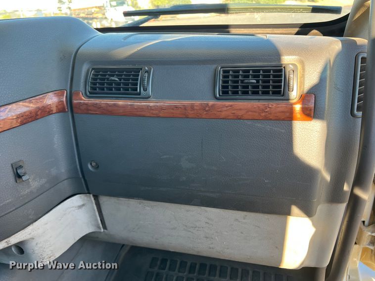 image for item DO8846 2011 Volvo VN  semi truck