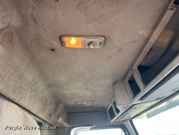 image for item DO8846 2011 Volvo VN  semi truck