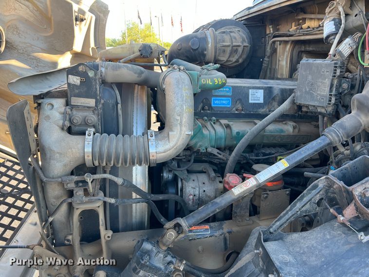 image for item DO8846 2011 Volvo VN  semi truck