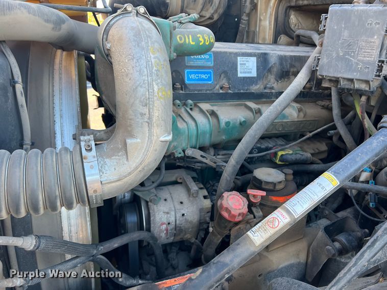 image for item DO8846 2011 Volvo VN  semi truck