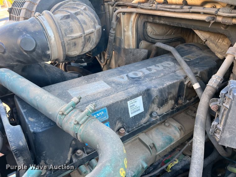 image for item DO8846 2011 Volvo VN  semi truck